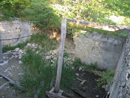 старый бассейн для запаса воды по дороге от фермы на Ю