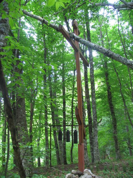 терраса ниже источника: звонница и большой крест, отягощённый большим упавшим деревом