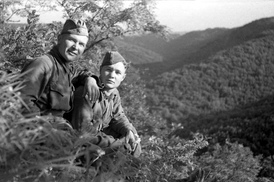 партизанские командиры Николай Котельников (слева) и Фёдор Федоренко (справа), 1943 г.