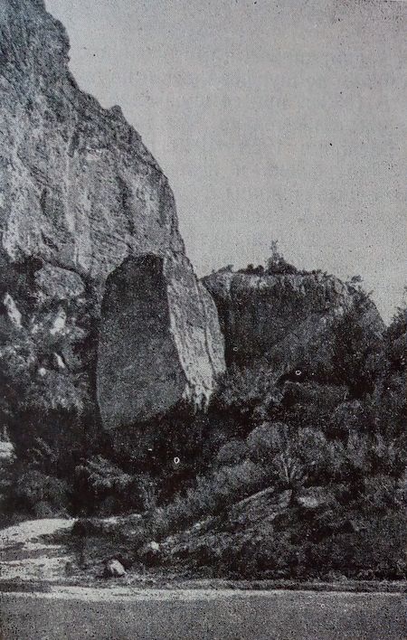 нагромождение камней в урочище Таш-Аир, фото из монографии Крайнова