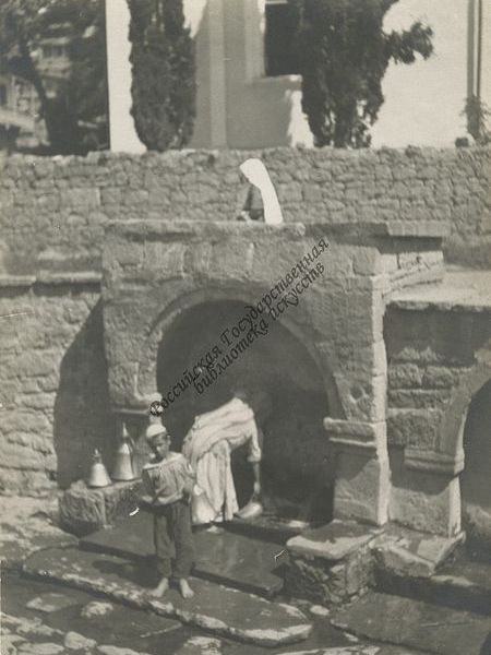 Дети у фонтана в селе Кутлак Судакского района, 1920-е гг., бромосеребряный отпечаток