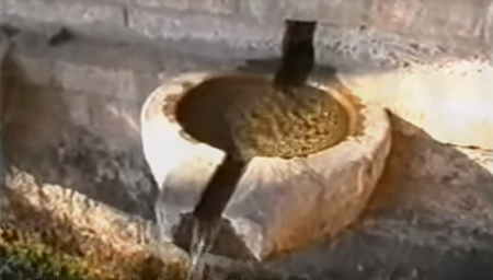 лоток фонтана на Кипре (кадр музыкального клипа) 