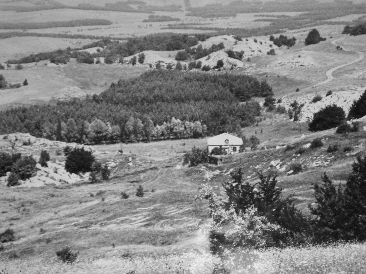 дом наблюдателей на склоне Ат-Баша; родник в деревьях в правом нижнем углу фото
