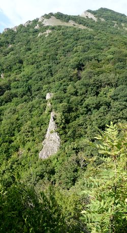 скалы Делик-таш на крутом склоне г. Кыргуч (Хургуч)