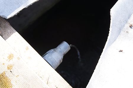 подводящая труба и прореха в шифере
