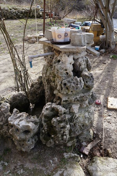 фонтанчик с родниковой водой в доме по соседству с водозабором