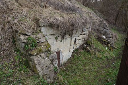 подпорная стена и контрфорсы старого Курова фонтана 