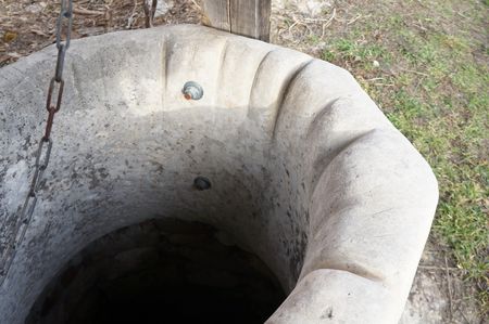 каменное навершие колодца с пропилами от канатов для выемки вёдер с водой