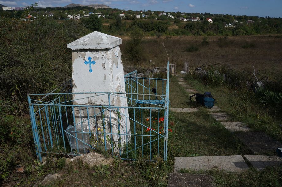 вид от фонтана Св. Георгия на долину Чурук-су, нижнюю линию домов г. Старый Крым и вершины Таз-Агермыша
