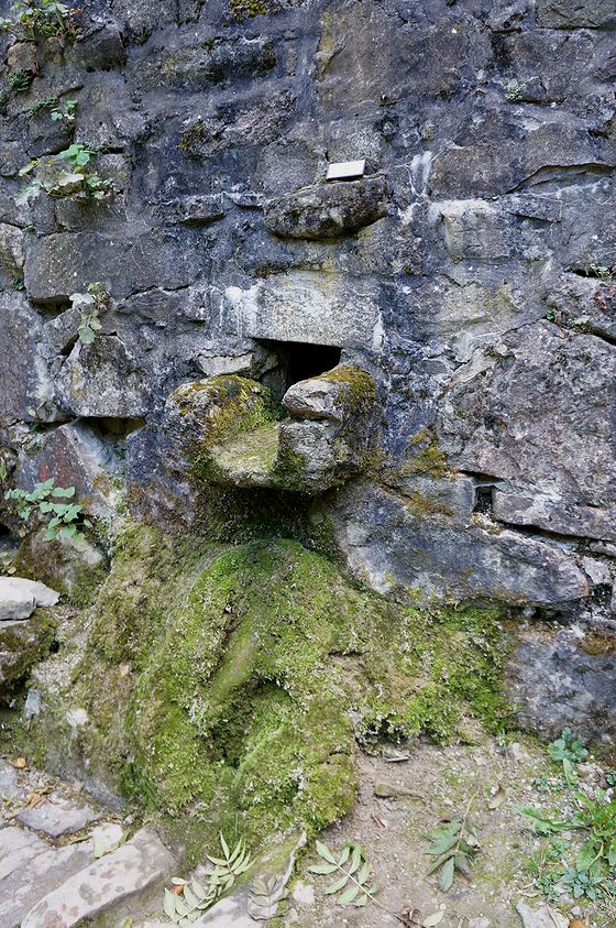 сухой не используемый каменный водосток для сброса воды из Нижнего фонтана в овраг