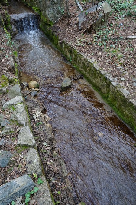 лоток для сброса воды Биюк-Ламбатской канавы в нижней парке Карабаха