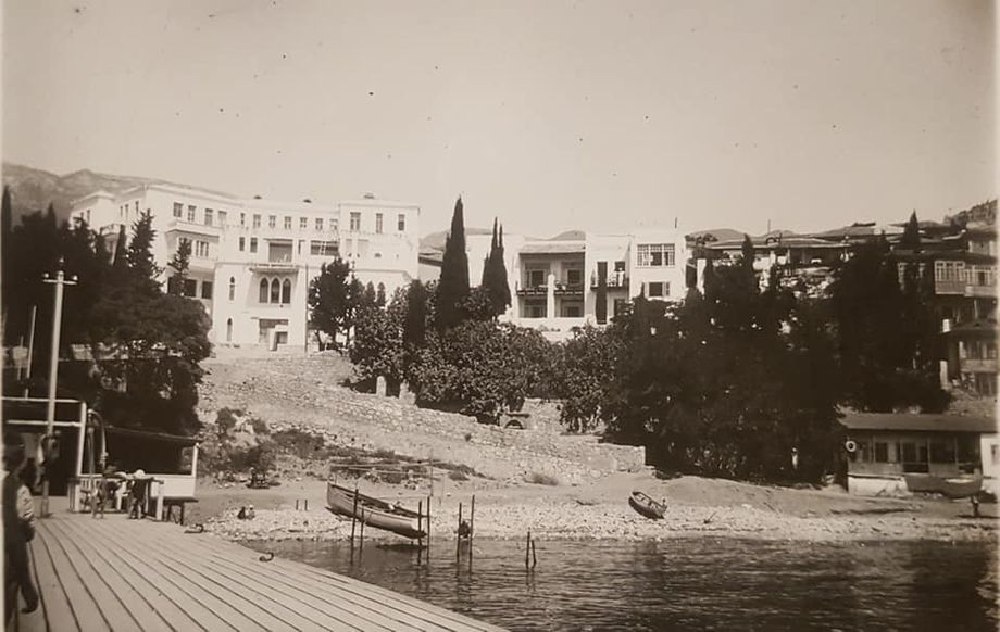 фото из коллекции Низами Ибраимова, где виднеется лишь верхняя часть фонтана на спуске