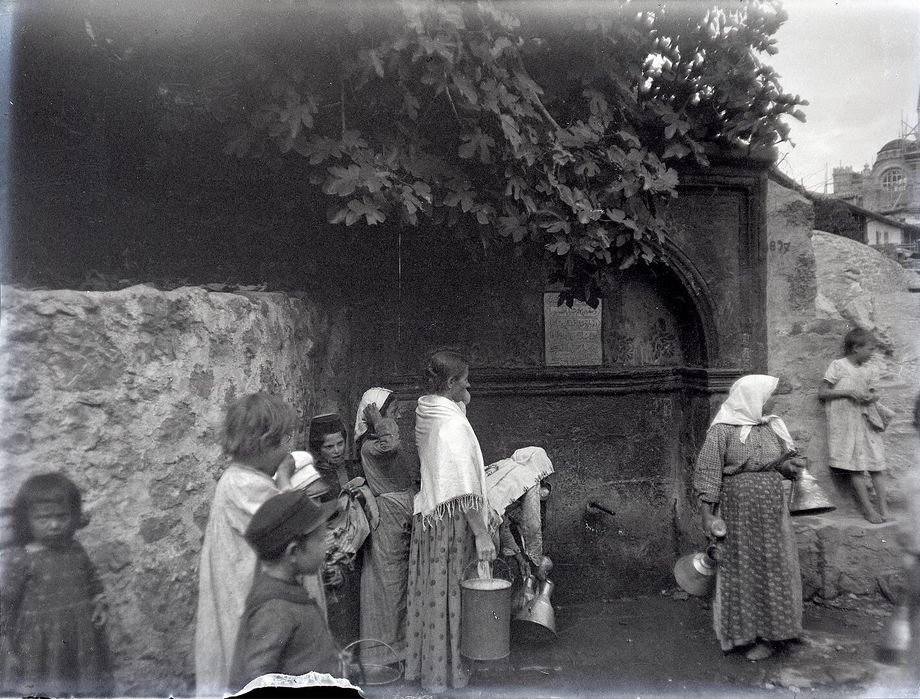 фотография из архива Александра Васильевича Живаго. У колодца в деревне Гурзуф. 1897