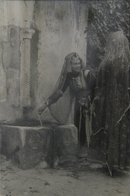 татарки у фонтана; фототограф Юрий Ерёмин, 1920-е годы