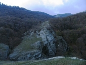 Теснина, образующая водопад Джурла