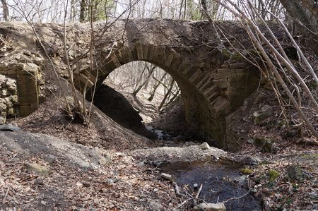 каменный мост из керченского камня, заменивший 1840-х годах дубовый шипиловский мост 1830-х годов 