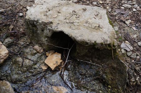 вход в трубу нижнего водослива и номер 799 на его верхней  плоскости