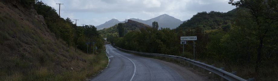 въезд в Щебетовку с запада; в центре кадра козырёк горы Мал-кая