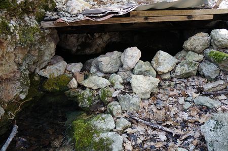 укрытие над выходом воды