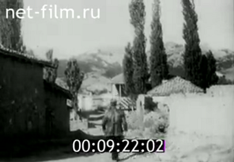 кадр из кинохроники: фонтанная улица, мечеть слева, фонтан справа