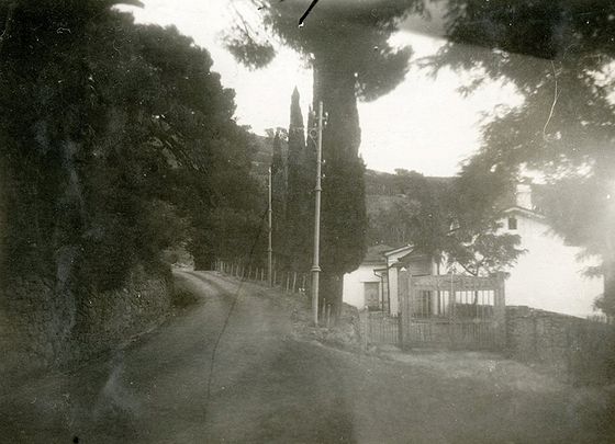 Западные въездные ворота на территорию винокурни