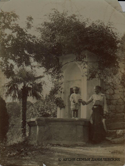 Фонтан ''Мавританский бассейн'' в имении Данилевских. 1904. Фотография из семейного архива Данилевских.