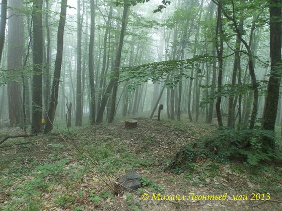 глухой каптаж Суук-су-1 (Караголь-I) ниже шоссе; фото Михаила Леонтьева, май 2013